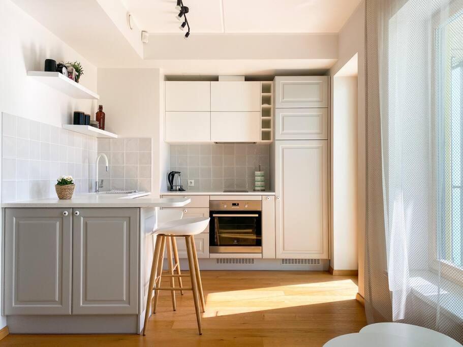 Bright & Peaceful 1bd With Free Underground Parking *