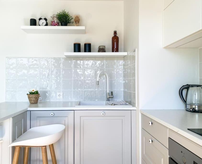 Huoneisto Bright & Peaceful 1bd With Free Underground Parking *