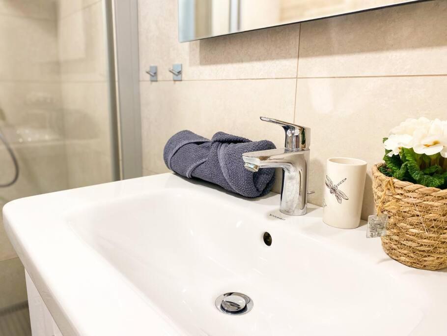 Bright & Peaceful 1bd With Free Underground Parking Huoneisto *