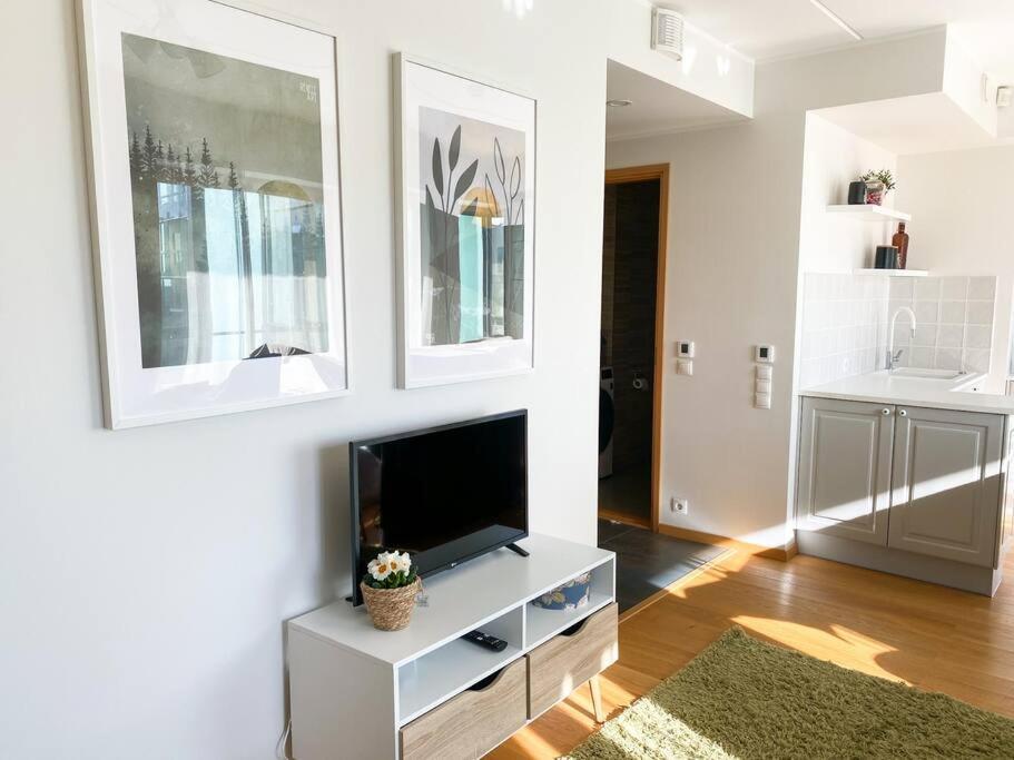 Bright & Peaceful 1bd With Free Underground Parking Huoneisto